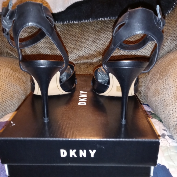 DKNY Women's Ivy Leather Open Toe Casual Ankle - Picture 3 of 5